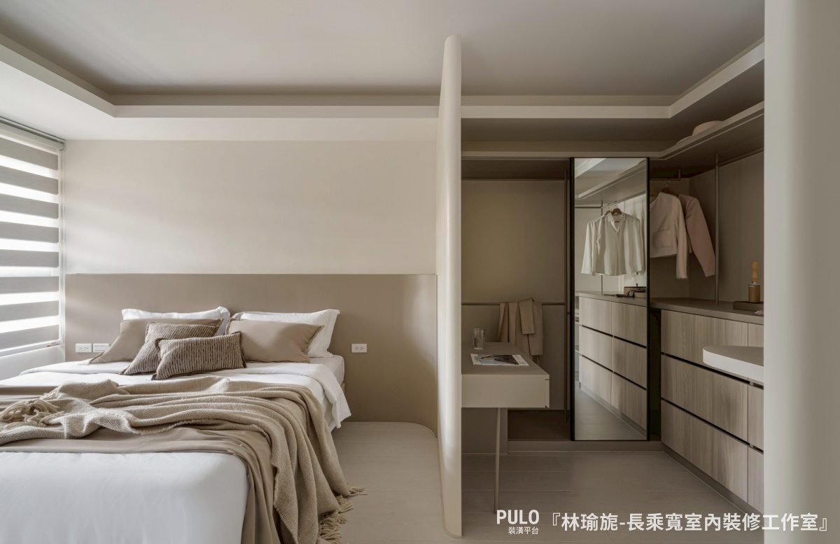 長乘寬室內裝修工作室更衣室設計 - PULO裝潢平台 U型更衣室三面牆皆設有收納櫃體,能提供完整的衣物整理空間。長乘寬室內裝修工作室更衣室設計 - PULO裝潢平台