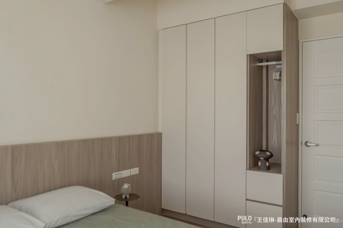 直接把污衣空間做進玄關櫃裡，通常會搭配鞋櫃、穿鞋椅一起規劃。視覺上最完整、最有設計感，但需要的空間和預算也最多，適合一進門就有完整玄關區的格局。晨由室內裝修有限公司污衣櫃設計 - PULO裝潢平台