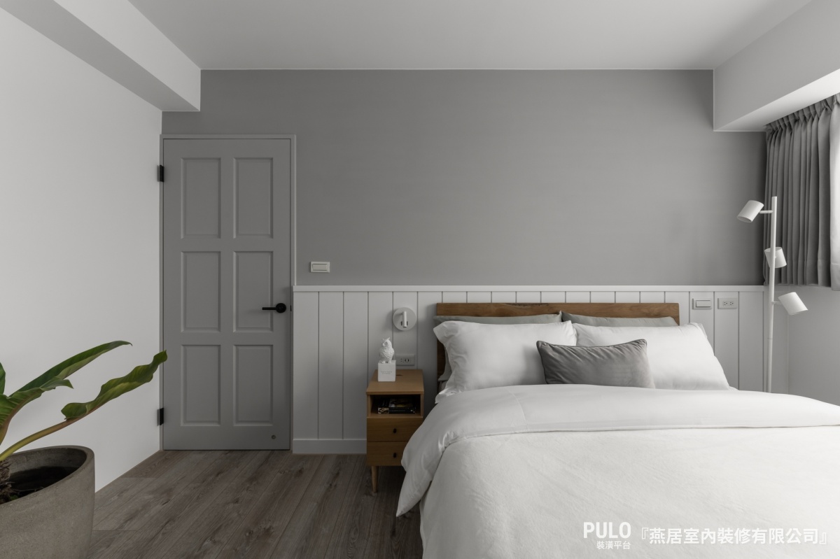 如果喜歡線條感又想要低調呈現，也可以選擇折衷的半牆設計方式，讓線條俐落地出現在上/下半部的牆面。燕居室內裝修有限公司床頭作品 - PULO裝潢平台
