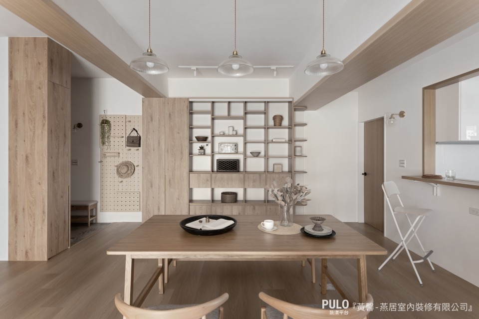 木質系的客廳裝潢強調天然木材的質感，讓整個空間散發出溫暖與踏實的氛圍。燕居室內裝修有限公司作品 - PULO裝潢平台