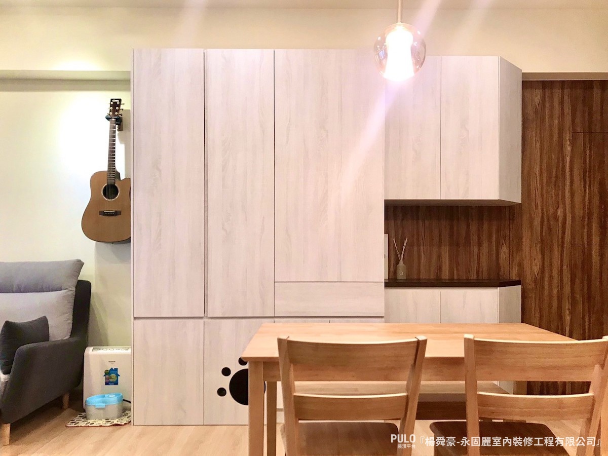 新北16坪裝潢,小坪數房屋打造高收納貓貓溫馨宅 - PULO裝潢平台 為了保留小坪數裝潢的大採光,在落地窗前的區域不設置過多的收納櫃體,以引光入室的理念,放大客廳的視覺效果。 - PULO裝潢平台