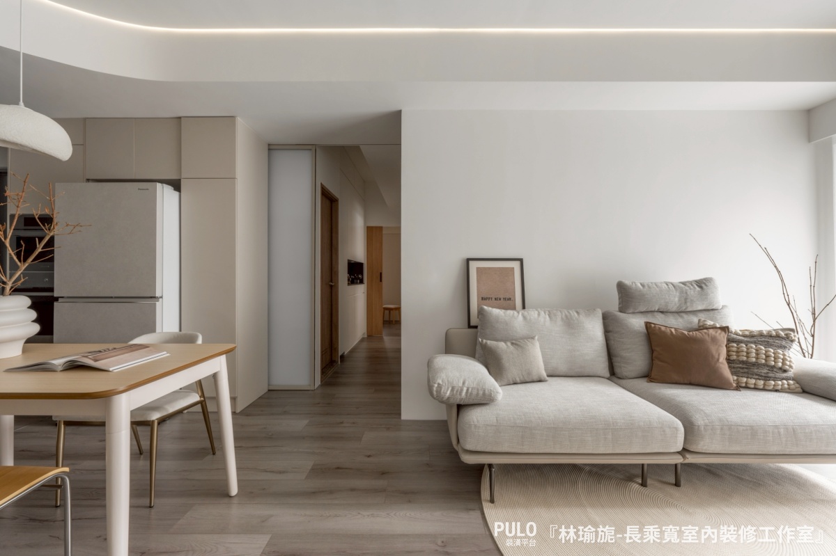 這間22坪新成屋，以奶白色調為主軸，搭配圓弧線條與柔和燈光，營造出明亮溫潤的北歐風居家空間。長乘寬室內裝修工作室台中系統櫃案例 - PULO裝潢平台