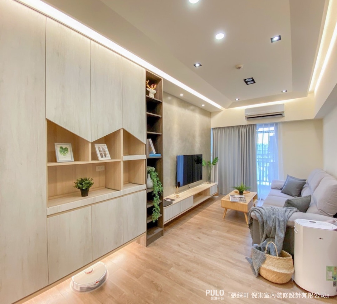 淺色的材質與灰牆搭配，運用光線的反射達到提高客廳亮度的效果，木質的紋路保留溫暖，在沈穩的空間中帶有一絲溫度。