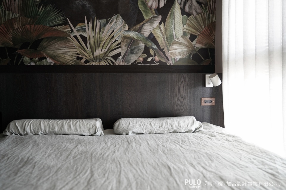 在平滑的木牆上加刻線條、以特殊塗料為基底，增設大片的床頭背板、將個人收藏的畫作打造為臥室風格。加合設計事業有限公司床頭作品 - PULO裝潢平台