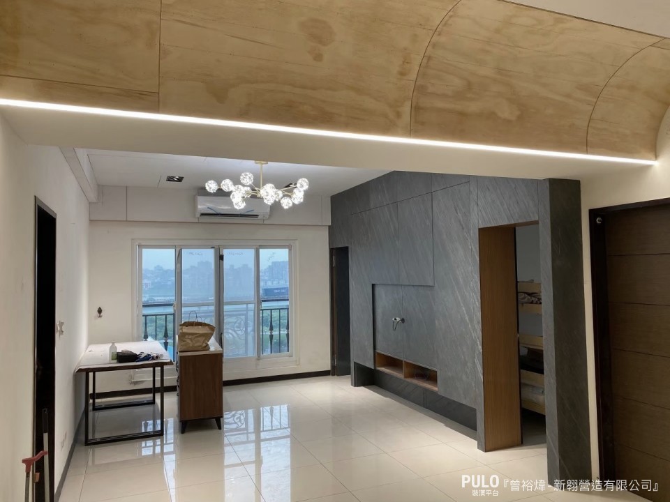 弧形天花板也能透過高低落差，來界定不同空間的範圍。新翱營造有限公司天花板作品 - PULO裝潢平台