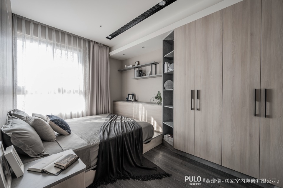 這類木質、無印風的臥室設計可以讓空間變得溫潤和舒適，風格主要以木材或木紋為元素，展現出自然、樸實的氛圍。渼家室內裝修有限公司房間設計 - PULO裝潢平台