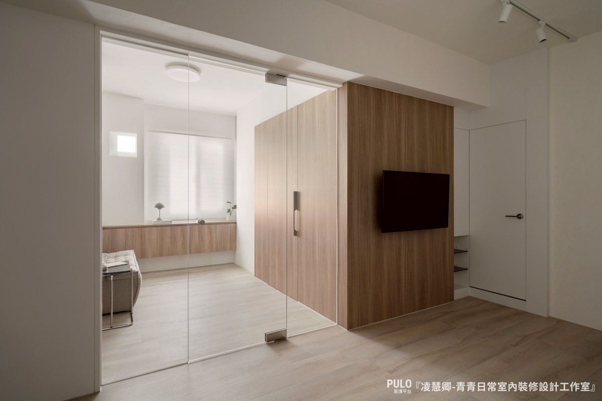 這次分享的台中老屋翻新案例，是一間屋齡近 40 年、實際只有 14.3 坪的台中中古屋，在設計師的巧思下，不只改善了採光與動線，也讓原本對裝潢毫無頭緒的屋主，真正住進了自己理想中的生活樣貌。-青青日常室內裝修設計工作室台中室內設計作品 - PULO裝潢平台