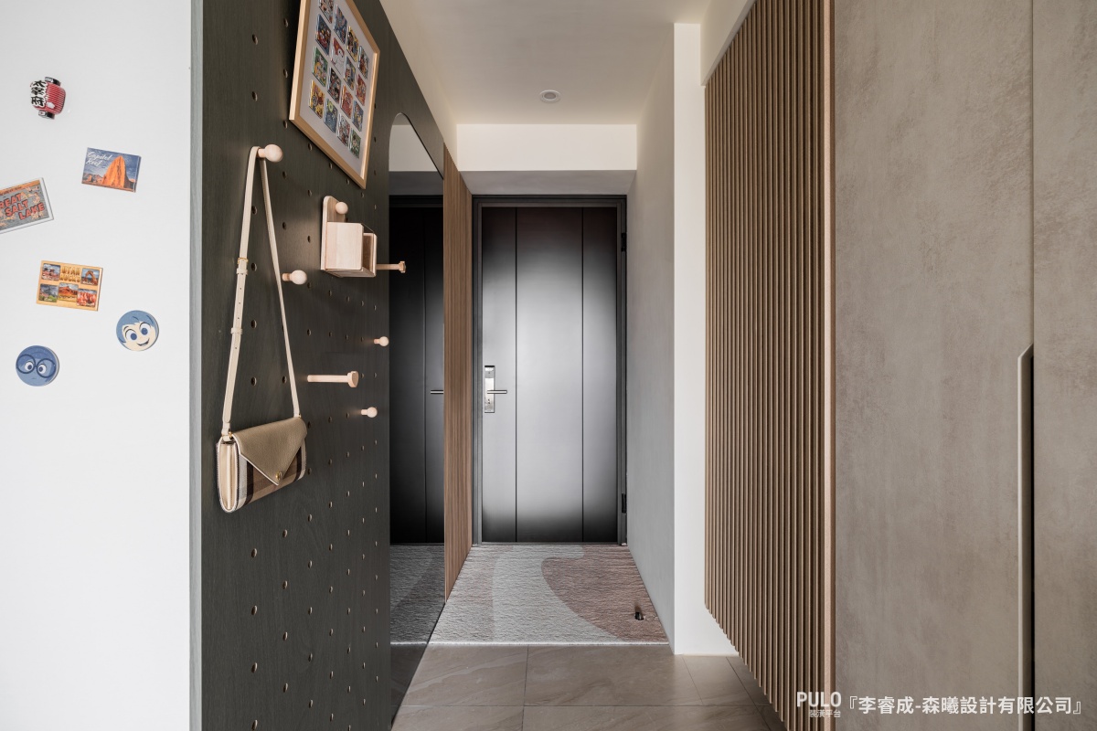 格柵尺寸建議寬度抓約90–120公分，高度可以直頂到天花版。木條間距約2–3公分，間距若抓太寬，遮蔽效果會明顯降低。-森曦設計有限公司格柵設計 - PULO裝潢平台