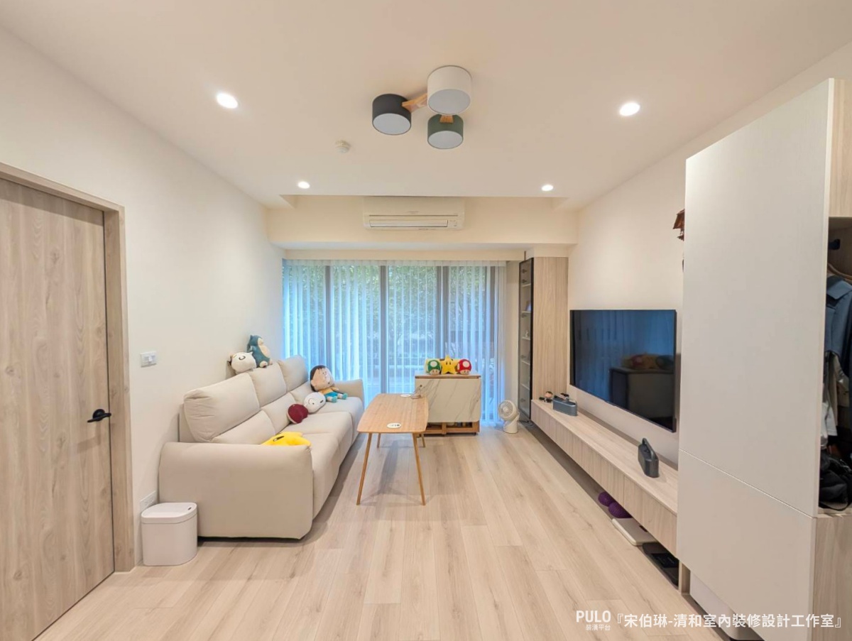 15坪小宅裝潢：利用系統櫃收納與滑門隔間，打造放大的純白採光宅 - PULO裝潢平台