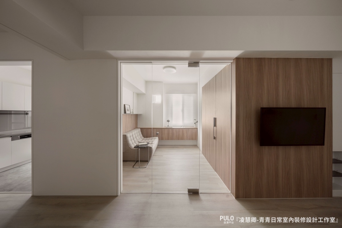 這次要分享的案例，是一間屋齡近 40 年、實際只有 14.3 坪的台中中古屋，在設計師的巧思下，不只改善了採光與動線，也讓原本對裝潢毫無頭緒的屋主，真正住進了自己理想中的生活樣貌。-青青日常室內裝修設計工作室台中室內設計作品 - PULO裝潢平台