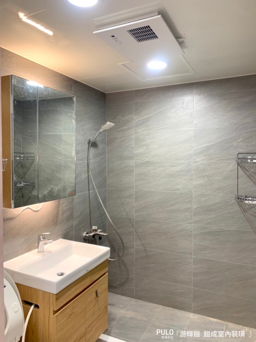 白底的大理石紋磁磚作為浴室牆面的鋪設，讓空間乾淨卻不乏味，偶爾也能搭配花色紋路截然不同的花磚、木紋磚。鎰成室內裝璜作品- PULO裝潢平台