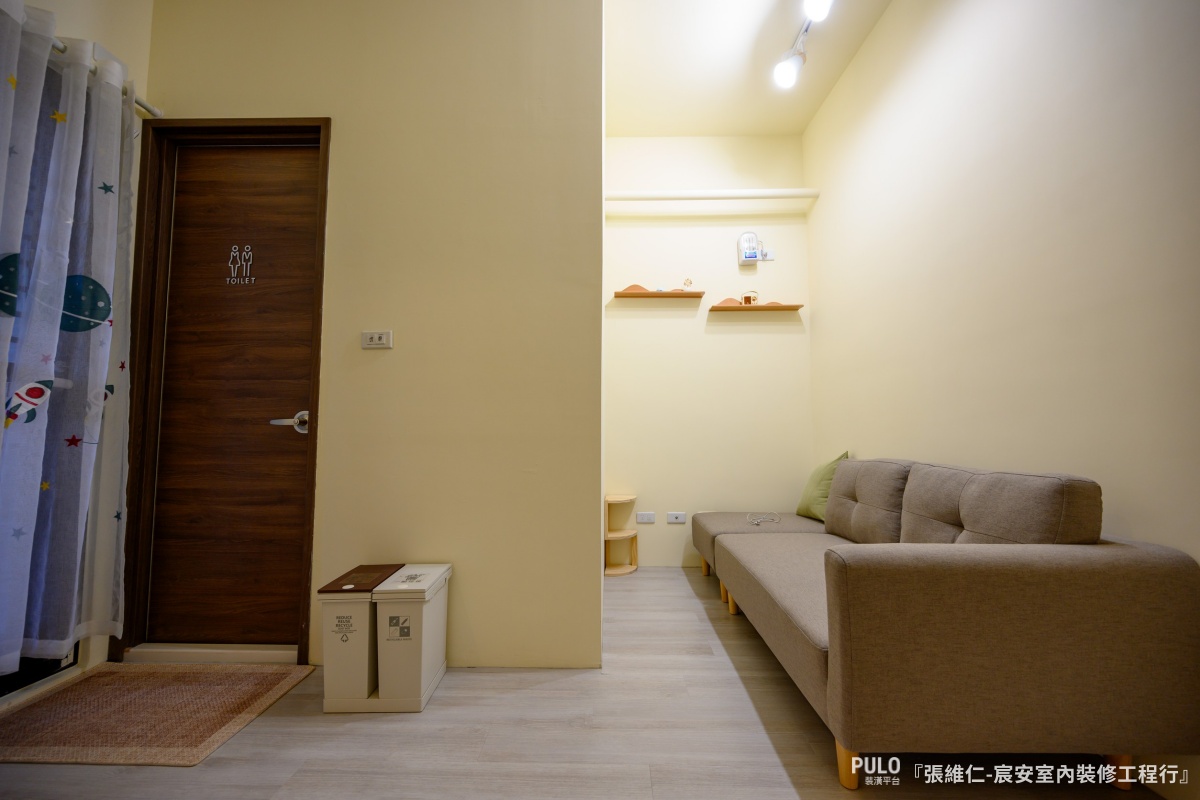 台中店面裝潢案例|開放格局打造兼具隱私與舒適的診所空間 ——心球說心理語言聯合治療所 -宸安室內裝修工程行作品 - PULO裝潢平台 這間位於大樓一、二樓的店面空間,透過裝潢的方式重新整理,轉化為實用的心理語言治療所。 -宸安室內裝修工程行店面裝潢 - PULO裝潢平台