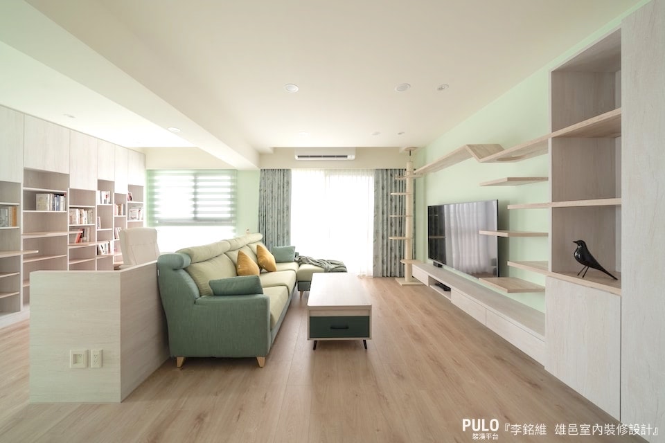 在開放式格局中，最常見的就是以沙發高度的木作半牆，作為前後兩個不同用途空間的區隔，讓整體的空間不僅可以相通共用，讓客廳的使用效果加倍放大。雄邑室內裝修設計作品- PULO裝潢平台