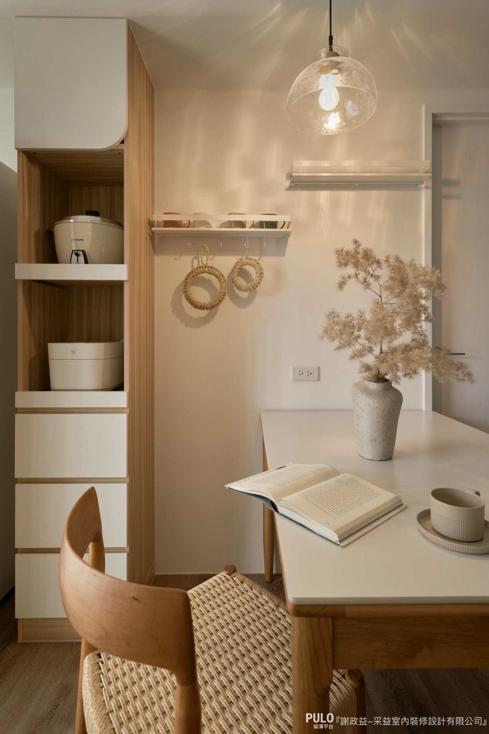 人體工學高度： 中層電器盤的高度建議設在 85 至 110 公分 之間，這是操作最省力的範圍。采益室內裝修設計有限公司電器櫃設計 - PULO裝潢平台