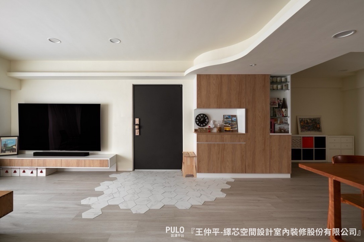 繹芯空間設計室內裝修股份有限公司電視櫃設計 - PULO裝潢平台 懸浮層板電視櫃是固定在牆上的櫃體,下方不接觸地面,視覺上能減輕空間的沉重感,清掃地面也更加方便。繹芯空間設計室內裝修股份有限公司電視櫃設計 - PULO裝潢平台