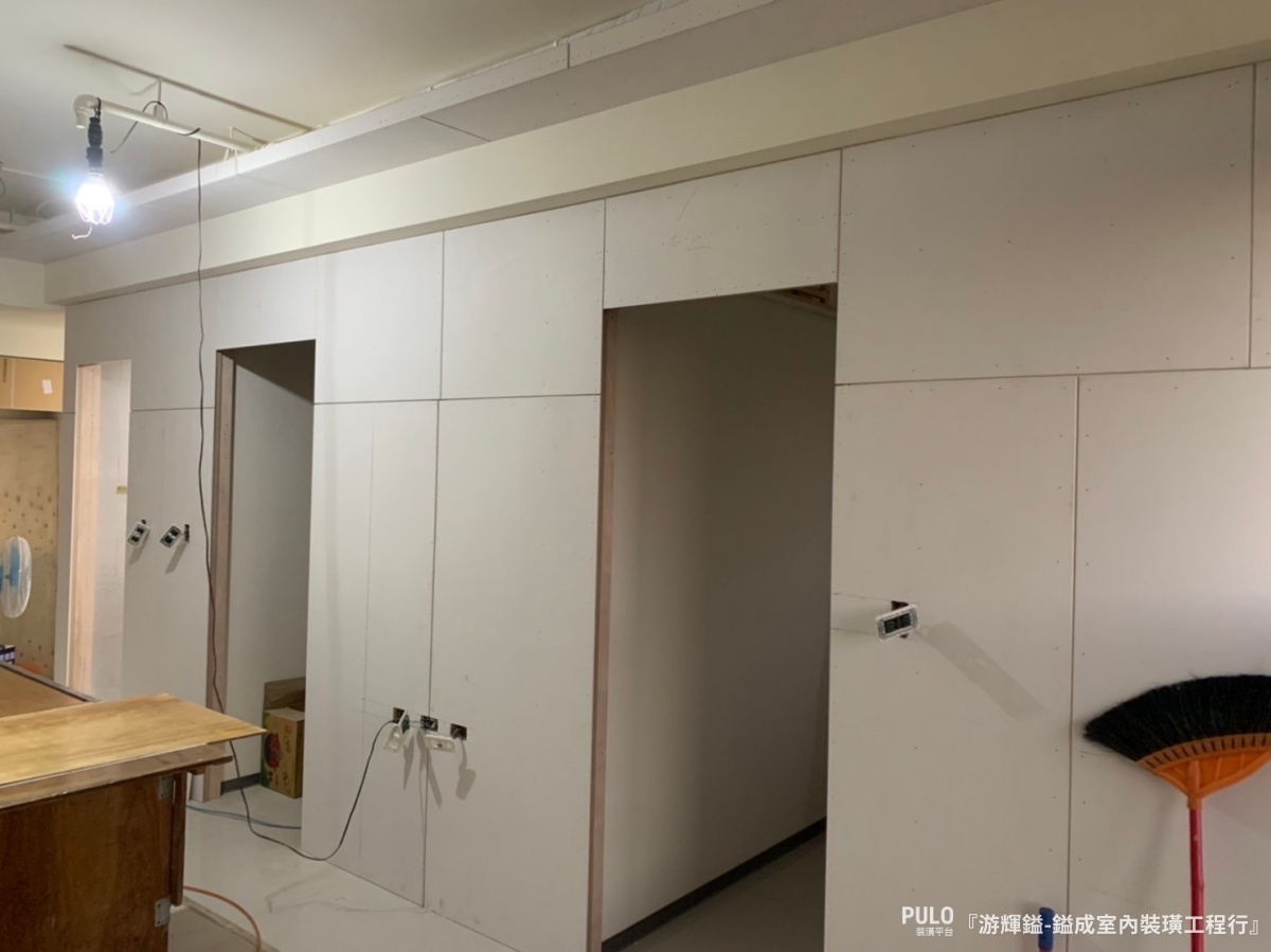 開箱新北14坪小坪數裝潢案例:利用臥榻、隱藏門放大空間效果。鎰成室內裝璜工程行作品 - PULO裝潢平台 利用隱藏門及跳色牆面效果來放大小坪數視覺空間,在原有的牆面上覆蓋矽酸鈣板,搭配上門片及門框的收邊,讓電視牆面與臥室門片完美融合成一體。鎰成室內裝璜工程行作品- PULO裝潢平台