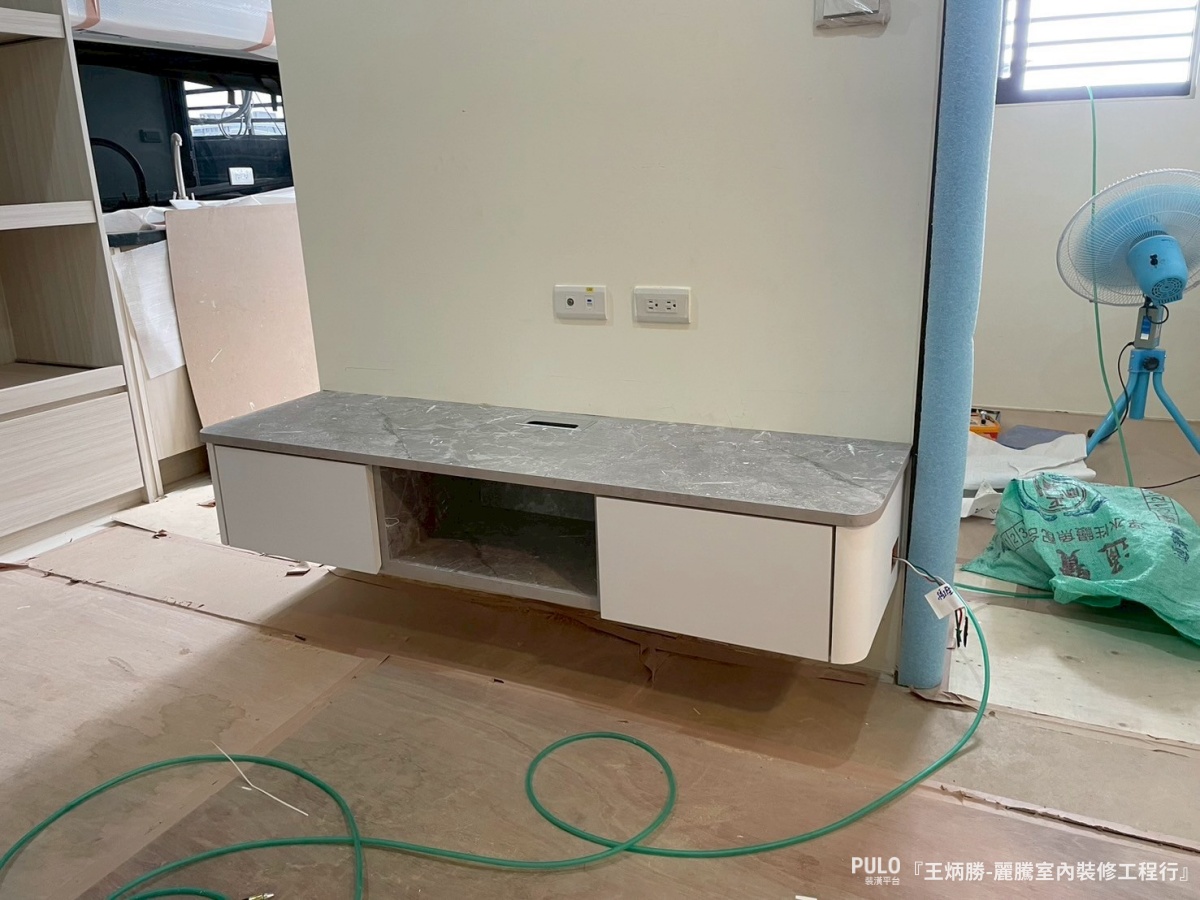 高雄木工師傅先依照格局分別繪製出3D、渲染圖，讓屋主對於裝修規劃可以更容易掌握。在客廳雖然只有一座小巧的電視櫃，但主要重點在於玄關與廚房的木作收納櫃，大幅增加置物量、完善了這個家的收納機能。-麗騰室內裝修工程行作品 - PULO裝潢平台