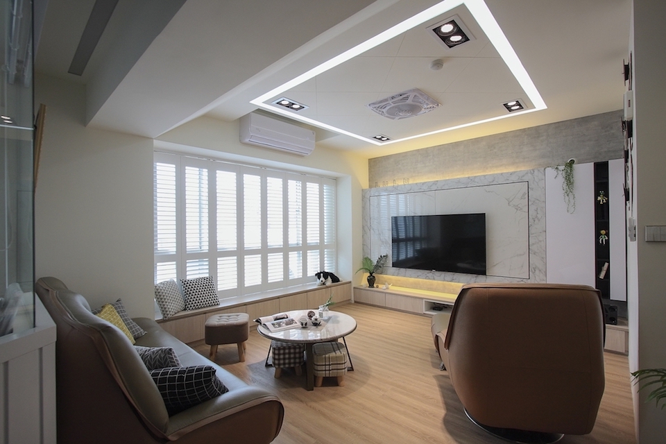 PULO裝潢專家黃嵩堯室內設計師的裝潢作品，碩大的客廳空間，有一面淺色、大氣的大理石電視牆，讓空間溫暖中又不會太過無聊。