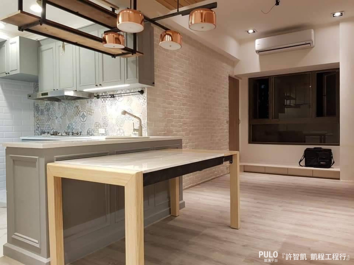 對於空間比較窄小的廚房而言，不宜選擇尺寸太大的花磚，可以在重點區域選擇圖片變化較少、色彩較鮮艷的款式。凱程工程行作品- PULO裝潢平台