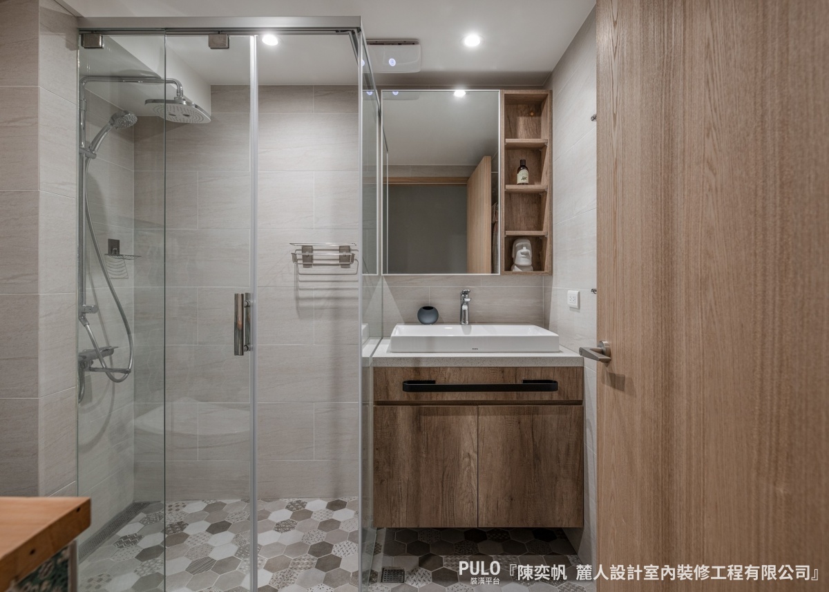 以木質浴櫃或是木紋磚作為浴室設計的基底，讓自然靜謐的韻味延伸出去。麓人設計室內裝修工程有限公司作品- PULO裝潢平台