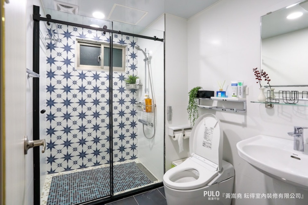 可以選擇左右平移的橫拉門設計，只需要定期維護清潔，使用上也是相當順手！耘得室內裝修有限公司浴室設計作品 - PULO裝潢平台