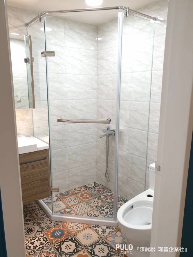 從方形到六角形，花磚的運用不僅出現在玄關地面，在浴室中的設計也能帶來許多不同的風格及樂趣！作品- PULO裝潢平台