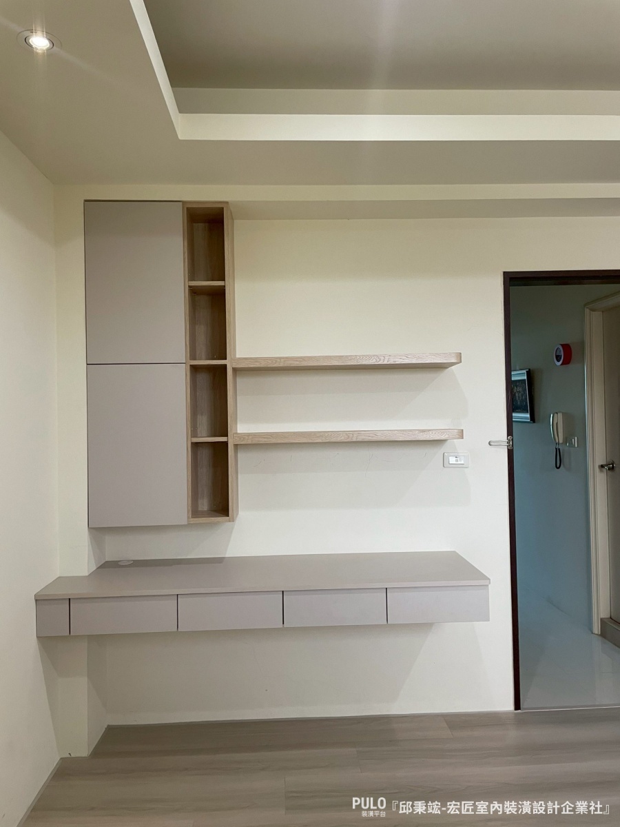 這次分享的案例來自台中木工統包師傅，屋主的三間臥室都面臨收納不足的困擾。師傅透過木作櫃體的規劃，將牆面空間充分利用，從地板做到天花板，把收納量做到最大。宏匠室內裝潢設計企業社台中木工作品 - PULO裝潢平台