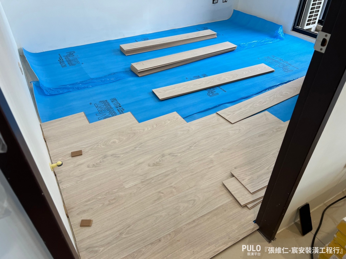 在這個位於台中的14坪小宅中，木工師傅透過巧妙的改造，將拆除水泥牆面、重新規劃輕隔間，營造更寬敞的氛圍，再利用折疊門的搭配將小空間轉化為大型更衣室，充分提升每個空間的坪效。宸安裝潢工程行作品 - PULO裝潢平台