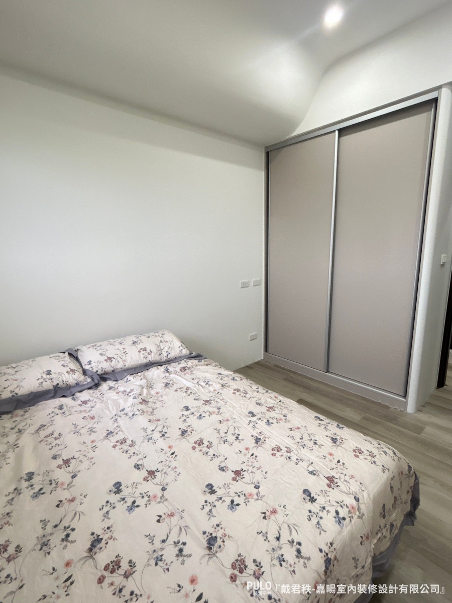 有別於常見的平釘天花板，在公共區域的轉角上，融入了多處柔和的圓弧天花板線條。-嘉暘室內裝修設計有限公司桃園室內設計 - PULO裝潢平台