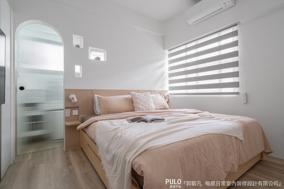 臥室的床頭不一定只能靠實牆來擺放，空間充裕或部分格局因素也可重新規劃動線。每感日常空間設計木作裝潢 - PULO裝潢平台