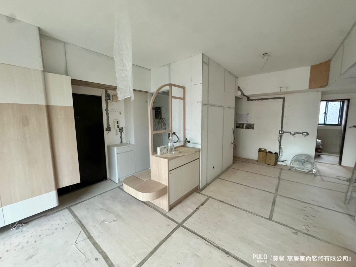新北室內設計｜弧形天花板與長虹玻璃屏風，20坪木質純白居家 - PULO裝潢平台