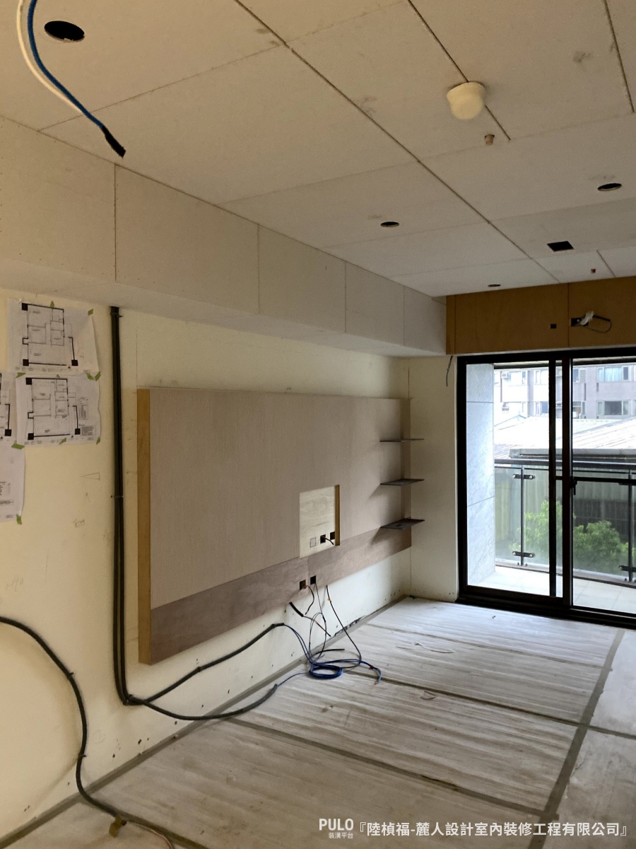 電視櫃可以利用線槽、貓道等方式將線路隱藏起來，保持客廳整潔。麓人設計室內裝修工程有限公司電視牆作品 - PULO裝潢平台
