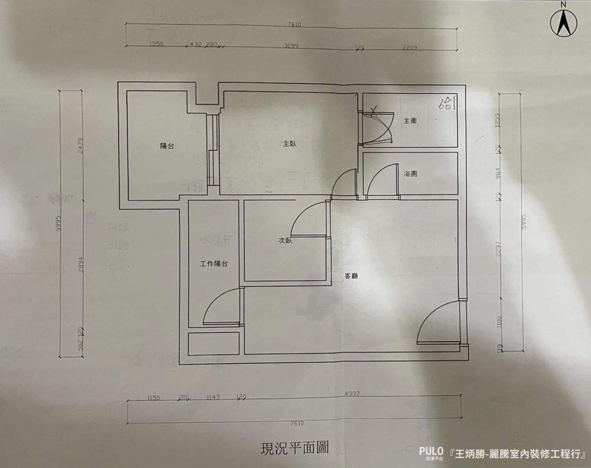 高雄木工師傅先依照格局分別繪製出3D、渲染圖，讓屋主對於裝修規劃可以更容易掌握。在客廳雖然只有一座小巧的電視櫃，但主要重點在於玄關與廚房的木作收納櫃，大幅增加置物量、完善了這個家的收納機能。-麗騰室內裝修工程行作品 - PULO裝潢平台