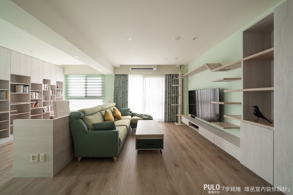 在書房設計中，常見的做法即是將偌大的客廳空間切割，以一前一後的方式劃分出書房與客廳的使用範圍，可以搭配上沙發高度的木作牆面設計，讓座位背後有實牆可以頂靠。 雄邑室內裝修設計作品- PULO裝潢平台