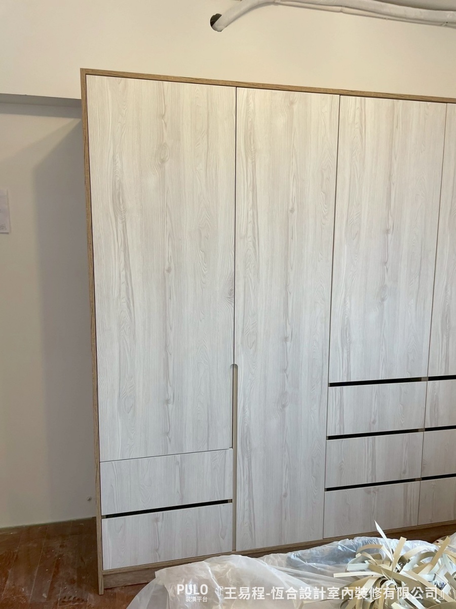 新北老屋翻新實例,20坪中古屋裝潢重點,從收納、廚房到浴室翻修一次到位!恆合設計室內裝修有限公司作品- PULO裝潢平台 臥室延續與公共空間相同的配色風格,同樣使用深淺板材混搭的系統衣櫃。恆合設計室內裝修有限公司新北老屋翻新作品- PULO裝潢平台