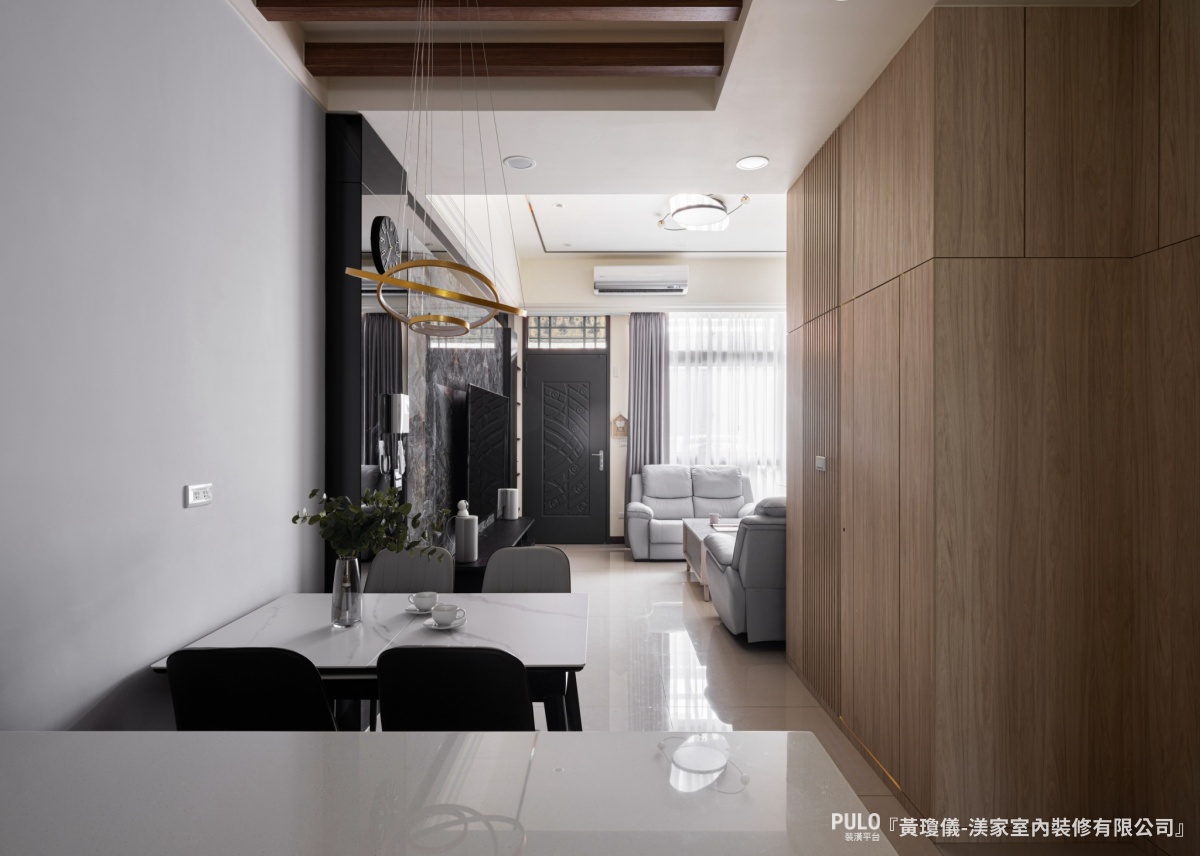 透天客廳一般都比較狹長，建議採用開放式格局，減少不必要的隔間，讓空間看起來更寬敞。渼家室內裝修有限公司透天客廳設計 - PULO裝潢平台