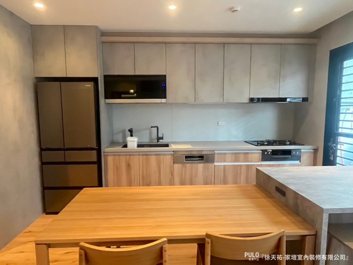 烤漆玻璃連工帶料的市場價格大約落在每才200-350元之間。家塏室內裝修有限公司烤漆玻璃作品 - PULO裝潢平台