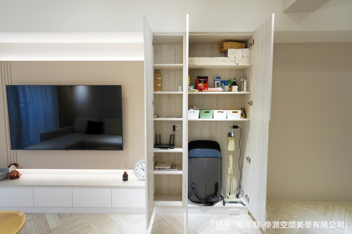 以法式奶油風為重點，這間位在台中的18坪新成屋，以輕裝潢的方式來規劃收納機能，在有限預算內達到風格與機能都完善的空間。帝潤空間美學有限公司台中系統櫃案例 - PULO裝潢平台