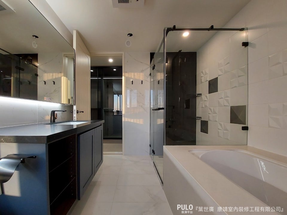 發泡板有著高度防潮力，且相當輕盈好清潔，最常使用在需要高度抗潮的浴室內作為浴櫃的材質。康靖室內裝修工程有限公司系統櫃作品 - PULO裝潢平台