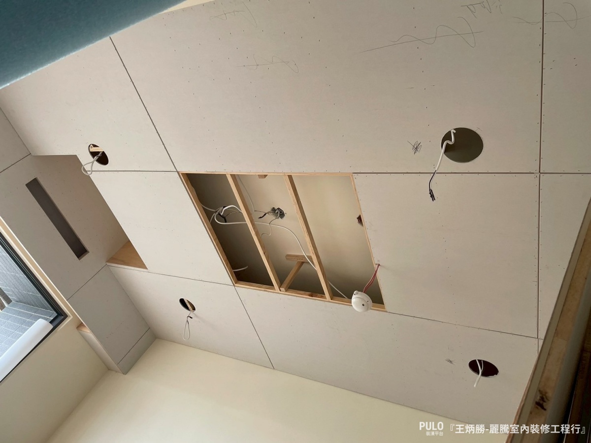 高雄木工師傅先依照格局分別繪製出3D、渲染圖，讓屋主對於裝修規劃可以更容易掌握。在客廳雖然只有一座小巧的電視櫃，但主要重點在於玄關與廚房的木作收納櫃，大幅增加置物量、完善了這個家的收納機能。-麗騰室內裝修工程行作品 - PULO裝潢平台