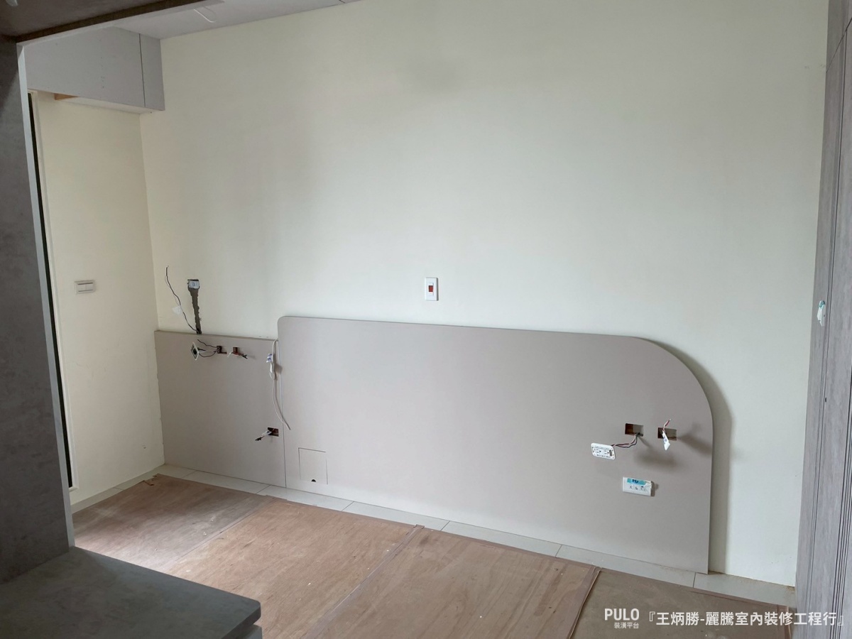 高雄木工師傅先依照格局分別繪製出3D、渲染圖，讓屋主對於裝修規劃可以更容易掌握。在客廳雖然只有一座小巧的電視櫃，但主要重點在於玄關與廚房的木作收納櫃，大幅增加置物量、完善了這個家的收納機能。-麗騰室內裝修工程行作品 - PULO裝潢平台