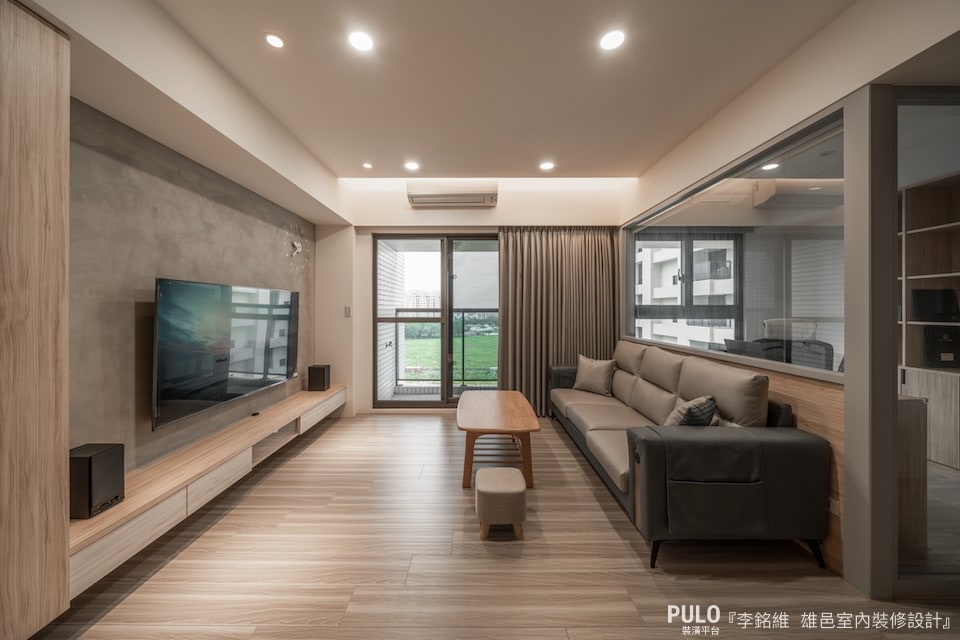 試試以沙發高度的木牆作為基礎，向上延伸出玻璃壁面，讓工作區、書房提升為更單一的使用空間。雄邑室內裝修設計作品- PULO裝潢平台