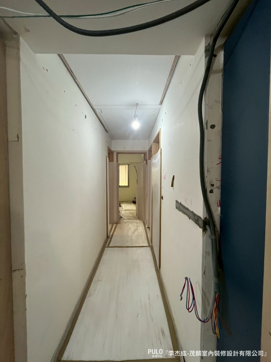 這場台北老屋翻新完工後最明顯的改變，是整間房子的色彩配置。茂麟室內裝修設計有限公司作品 - PULO裝潢平台