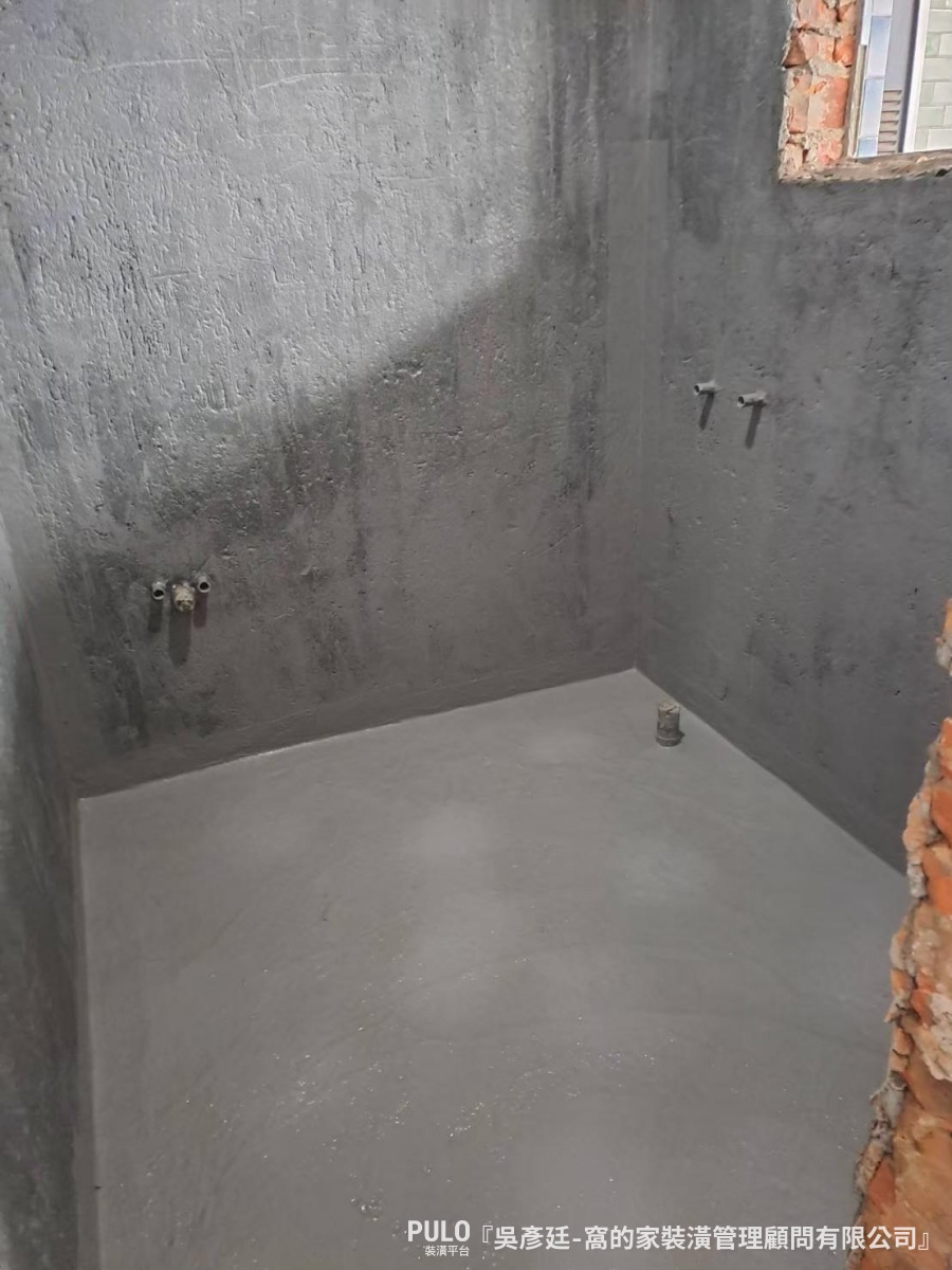 浴室牆面的防水層會建議至少要做到「蓮蓬頭高度」，確認牆面有足夠的防水能力，減少水蒸氣滲入的風險。窩的家裝潢管理顧問有限公司浴室作品 - PULO裝潢平台