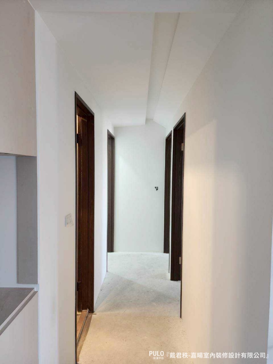 有別於常見的平釘天花板，在公共區域的轉角上，融入了多處柔和的圓弧天花板線條。-嘉暘室內裝修設計有限公司桃園室內設計 - PULO裝潢平台