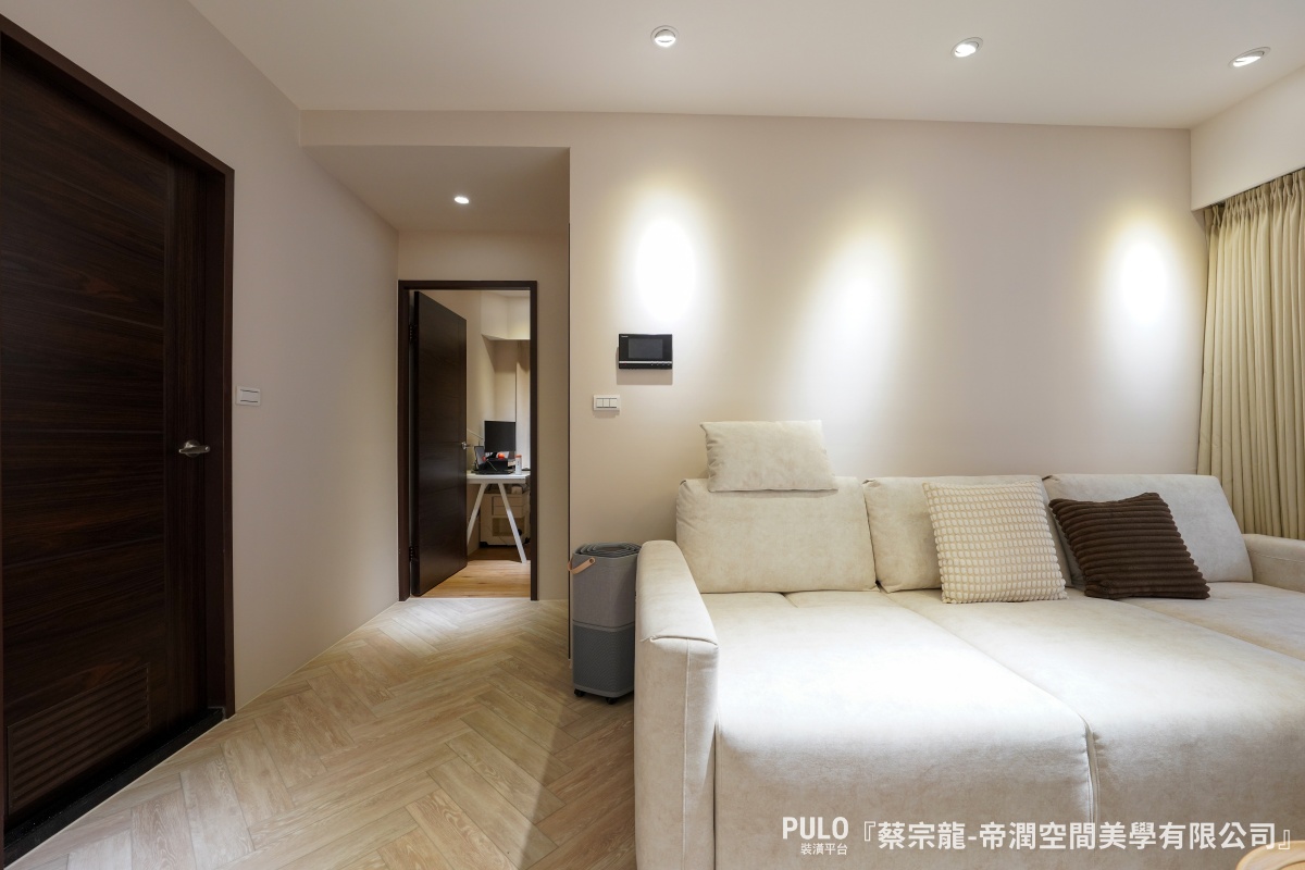 台中室內裝修開箱:18坪新屋化身法式奶油風小宅,輕裝潢就很有感!帝潤空間美學有限公司設計作品 - PULO裝潢平台 這則台中室內裝修案例是18坪的新成屋,整體預算約40至50萬,雖然工程項目不多,但透過木作天花板、造型電視牆與收納設計,讓整體空間在簡潔中多了幾分層次感與生活氛圍。帝潤空間美學有限公司設計作品 - PULO裝潢平台