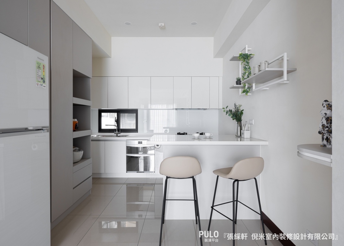 開放式層架將廚房用具以美觀的方式陳列在牆面上，不僅節省櫃體空間，還可以將鍋具、碗盤等裝飾成為空間的一部分。倪米室內裝修設計有限公司廚房設計作品 - PULO裝潢平台