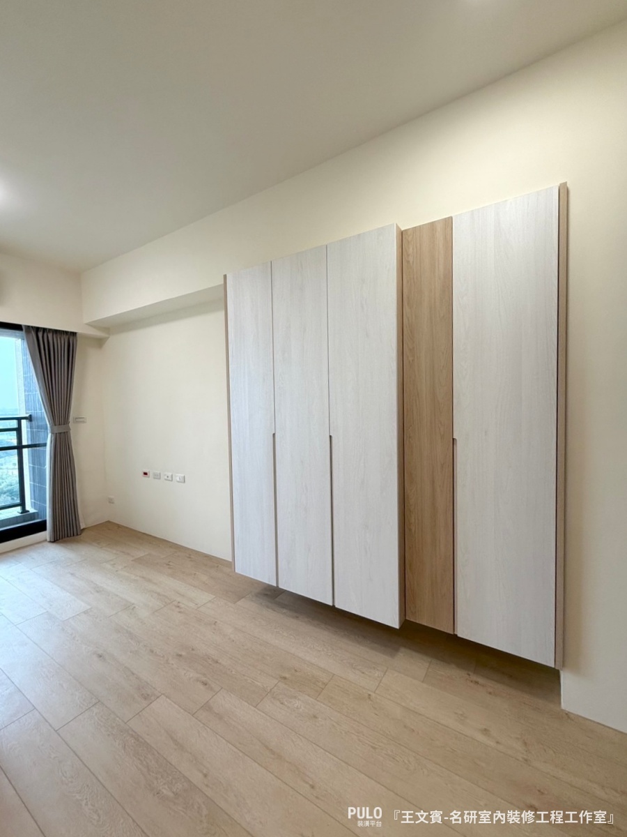 桃園系統櫃,名研室內裝修工程工作室系統櫃作品 - PULO裝潢平台 桃園系統櫃裝潢分享,系統櫃板材使用「康沃爾橡木」色,門板選擇「雪白榆木」,再加上「艾夏櫚木」作為跳色,視覺上有層次卻又不花俏。名研室內裝修工程工作室系統櫃作品 - PULO裝潢平台