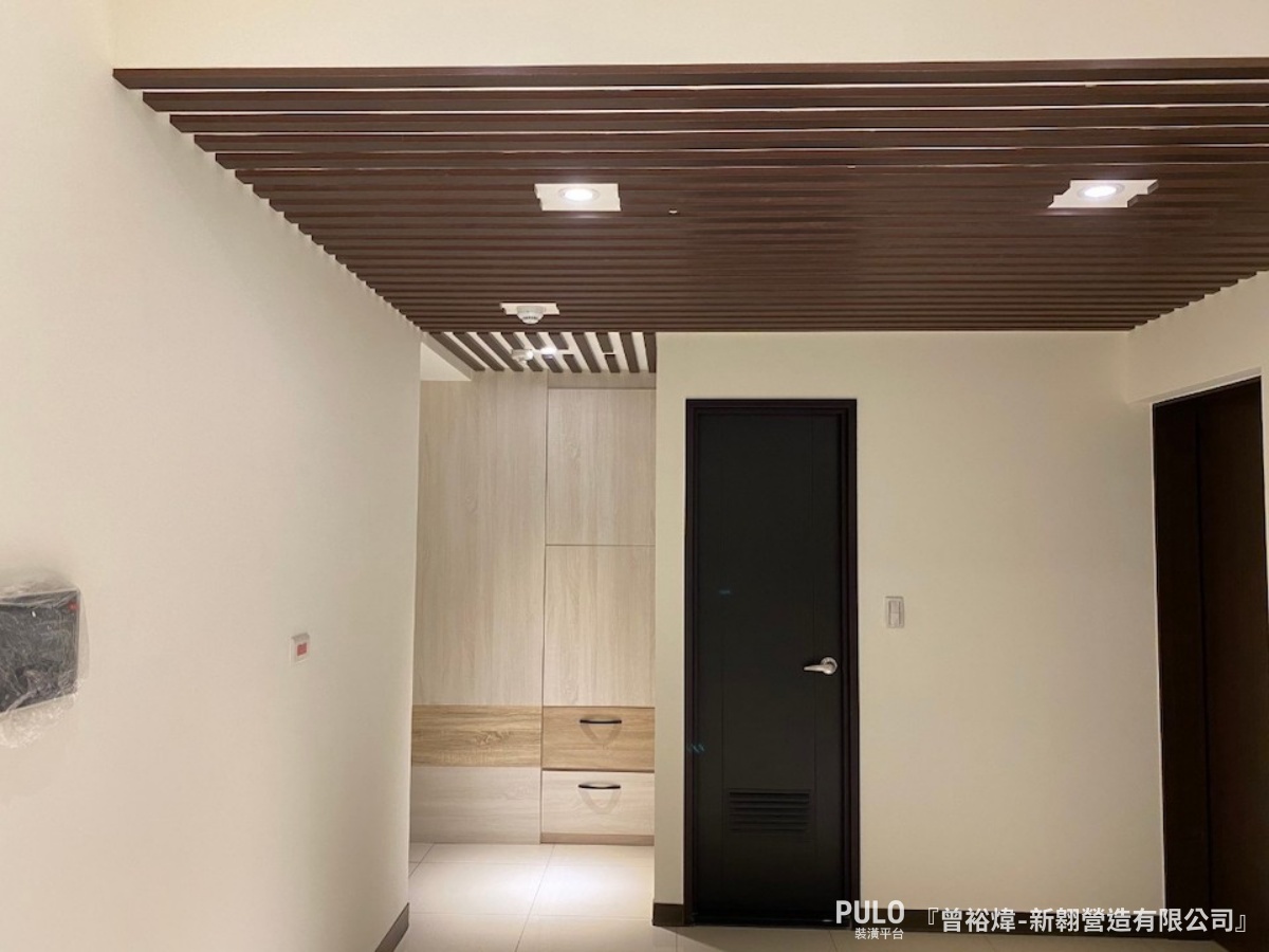 格柵是由一排排的木條所組成，木條的大小及擺放密度會決定空間營造出來的氛圍，如果是在樓高較低、或空間較小的家居使用，格柵的間距就得拉寬，才能避免視覺效果太過於壓迫。新翱營造有限公司天花板作品 - PULO裝潢平台