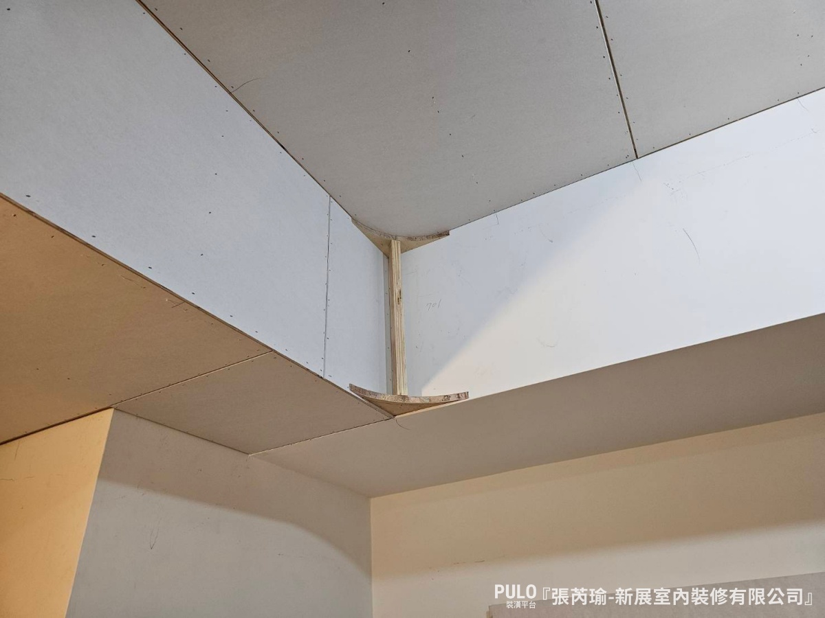 16坪新北板橋室內設計,弧形天花解決房間樑柱修飾!新展室內裝修有限公司-板橋室內設計作品 - PULO裝潢平台 主臥床頭原本有根大樑,設計師用弧形天花修飾,不只弱化了壓迫感,也讓整體線條更柔順,也保留了簡單的線條感。新展室內裝修有限公司-板橋室內設計作品 - PULO裝潢平台